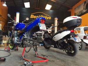 motos en taller para cambio de ruedas