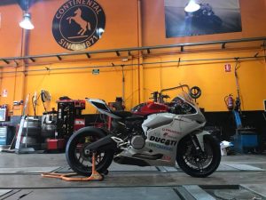 moto Ducati en taller de neumaticos