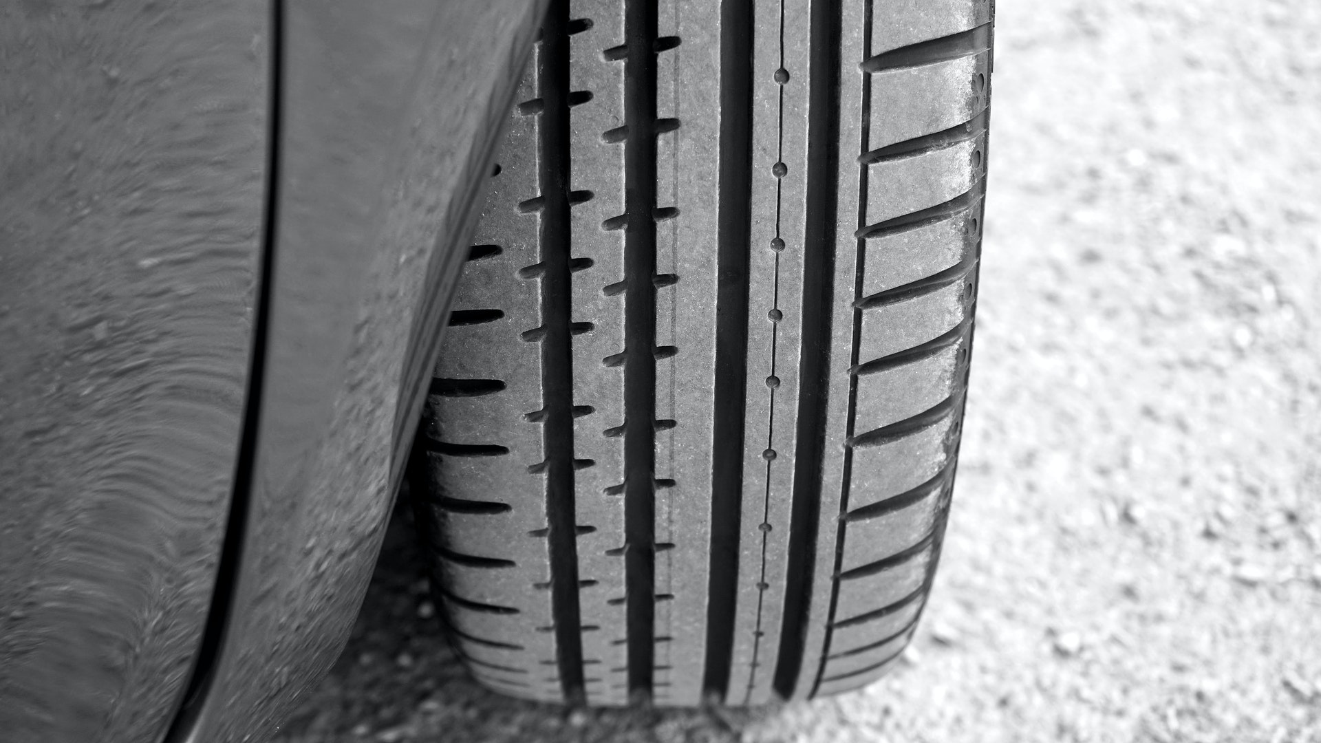 neumático en mal estado, rueda antigua o vieja