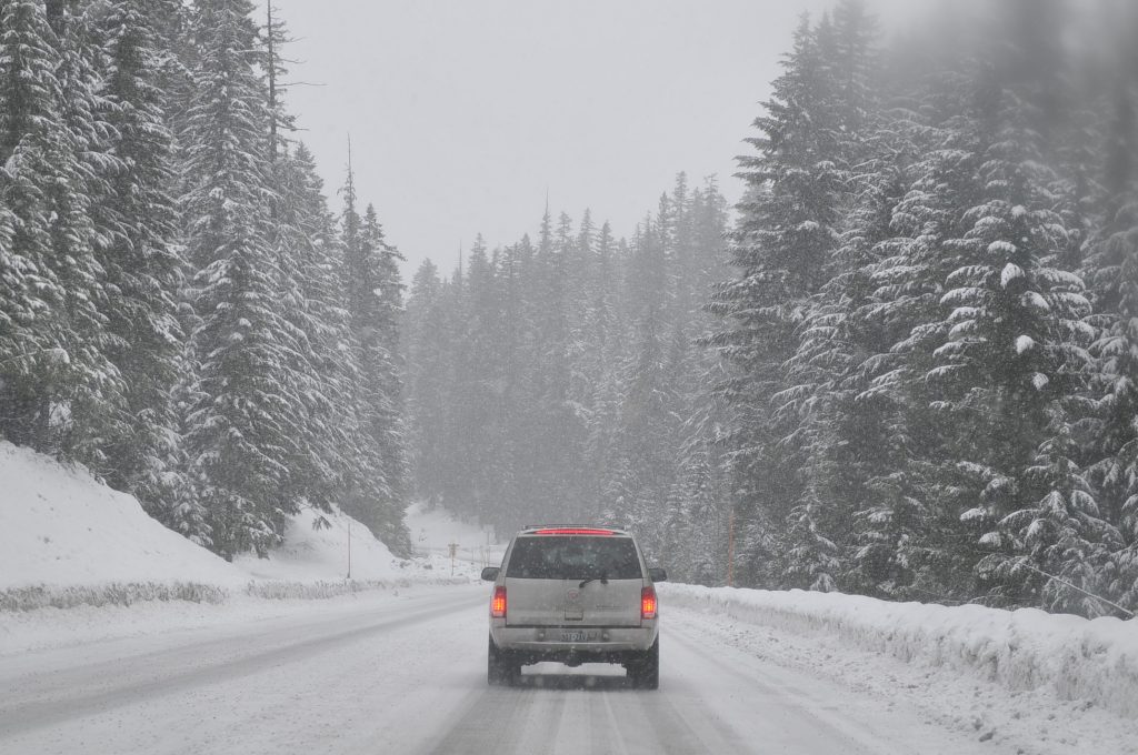 Coche en condiciones de nieve y frío