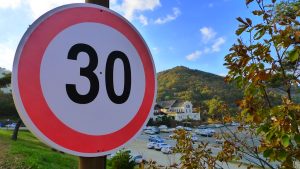 Señal de límite de velocidad a 30km por hora